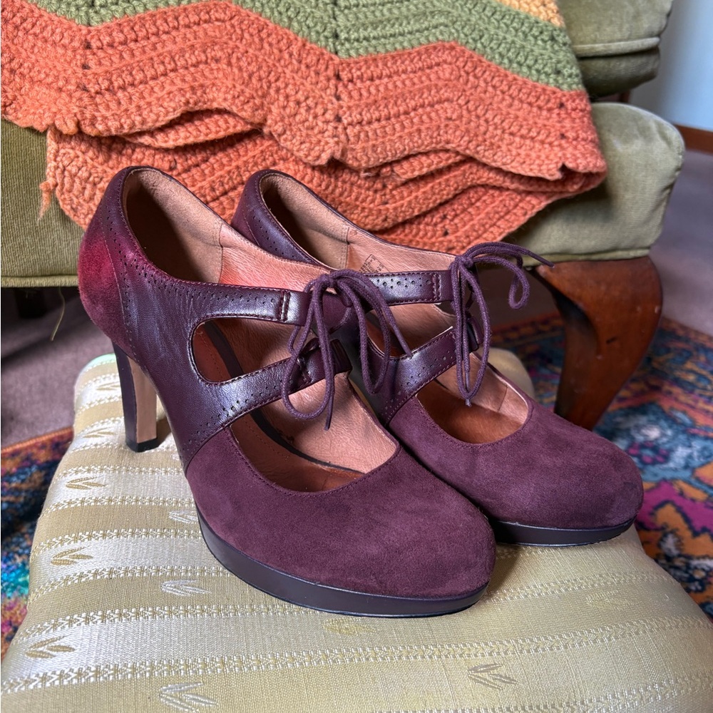 Clarks Women's Delsie Glee Mary
Jane Pump Aubergine Leather/Suede